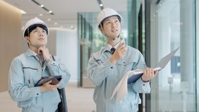 製造業 営業 コツ 作業服を来てチェックしている人