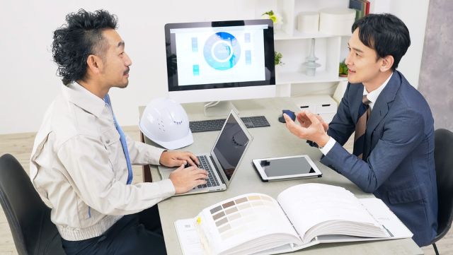 打ち合わせをする作業員と営業